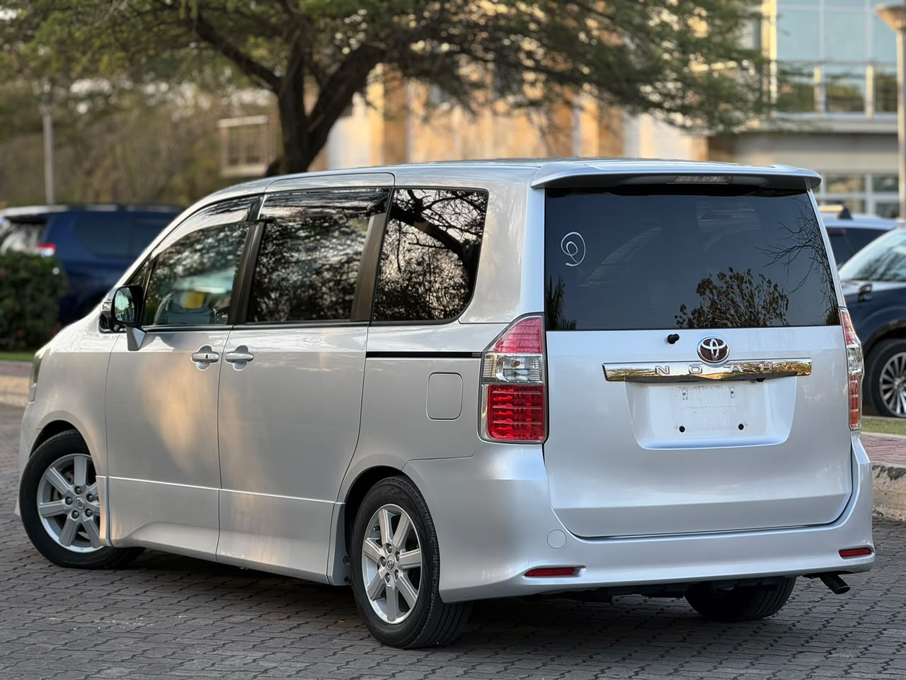 TOYOTA NOAH thumbnail 2